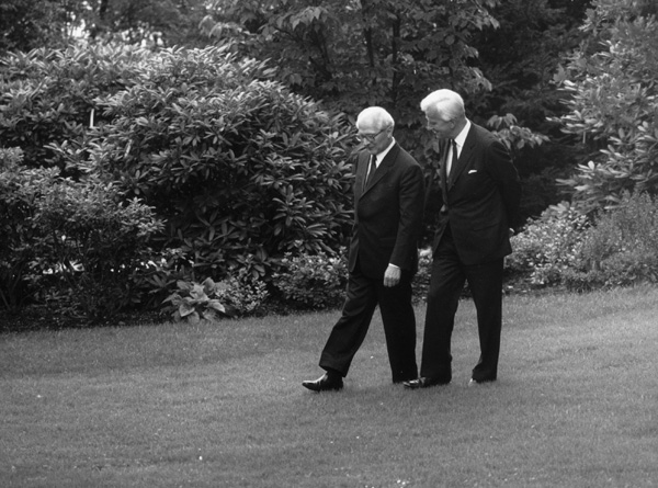 Erich Honecker und Richard von Weizsäcker bei einem Spaziergang im Park der Villa Hammerschmidt (7. September 1987)